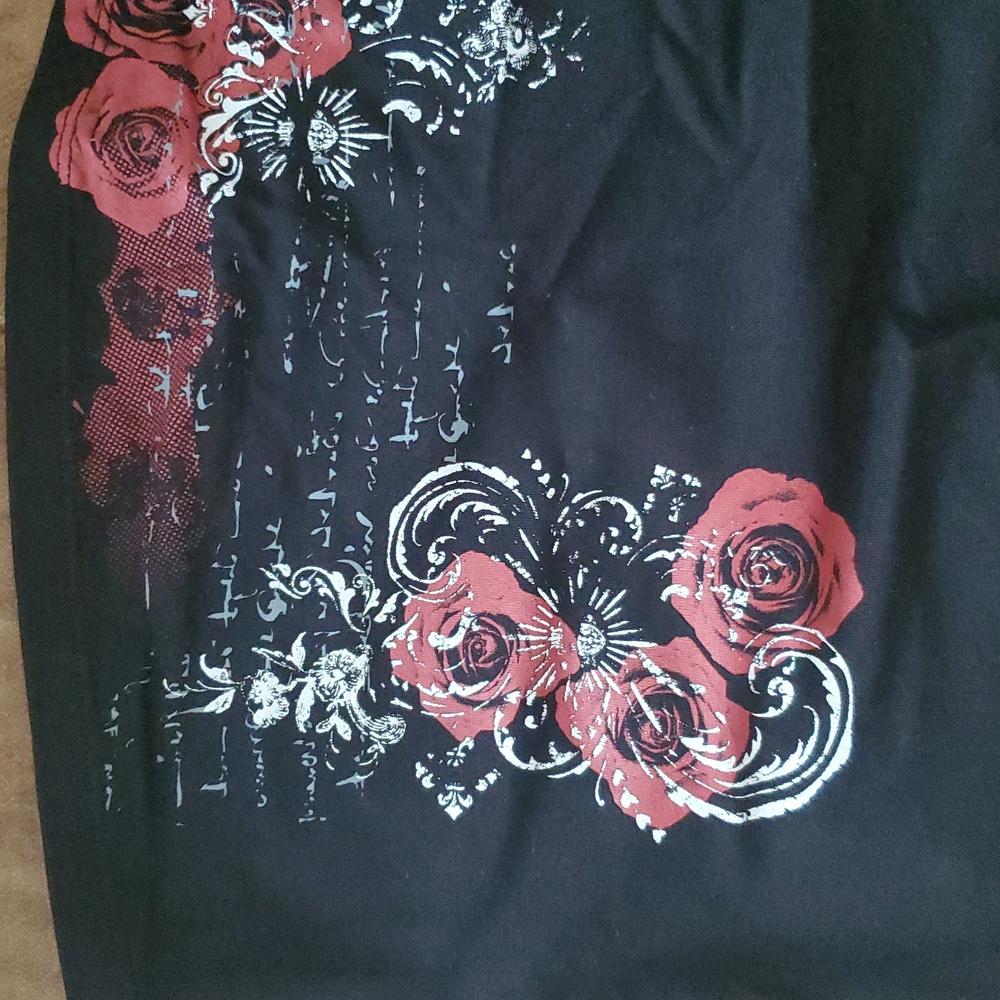 *NWT* Hot Topic Roses And Filigree Black Tube Top with Red Floral Design - Picture 4 of 10